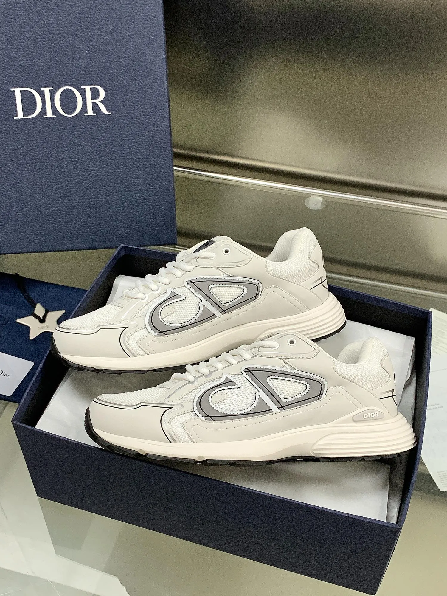 👟👟Ex-factory price 660👟👟 Newly upgraded Dior B30 series dad sneakers. New B30 sneakers. Dad Shoes style shoes that follow the trend of the retro market. The Dior logo on the tongue also indicates that this pair of shoes is the B30 model! B30 uses fine-textured leather and mesh cloth materials to form a shoe body. There are conspicuous letters CD on both sides of the shoe body to indicate identity. Many lines on the shoe body outline details to make the shoes look less monotonous and full of retro flavor. The delivery counter is exquisitely packaged🛍📦 ▪️Fabric: Original customized technical fabric + mesh ▪️Inner lining: Customized breathable lining ▪️Outsole: IP+TPU outsole ▪️Sole thickness: 3.5CM ▪️Size: Women’s size 35-40 / Men’s size 39-45